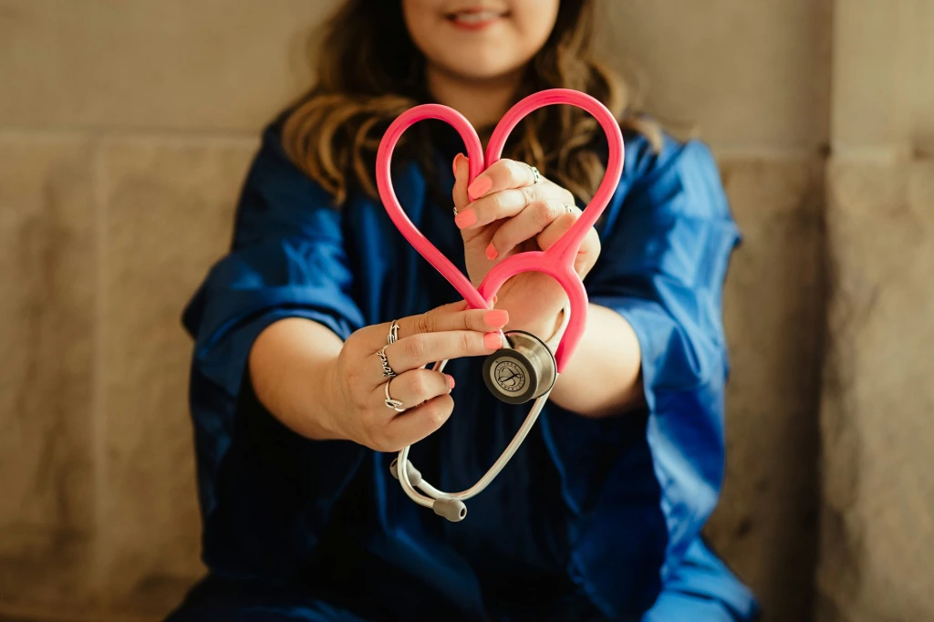 Soignante avec stéthoscope en forme de cœur